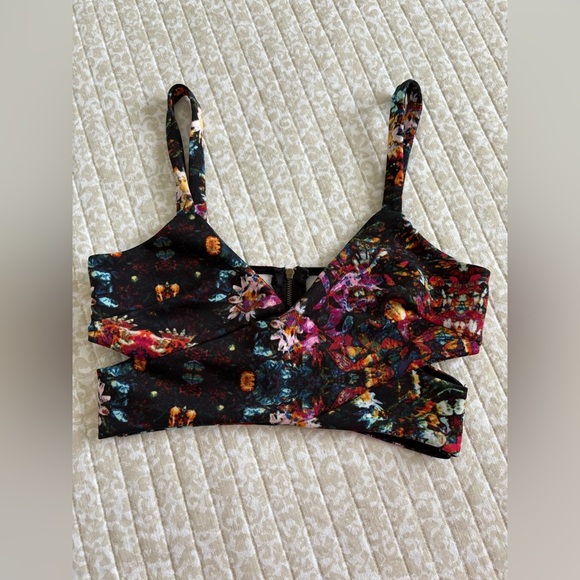 ASTR the Label Floral Side Cut Out Crop Top | Size Medium M - Picture 2 of 9